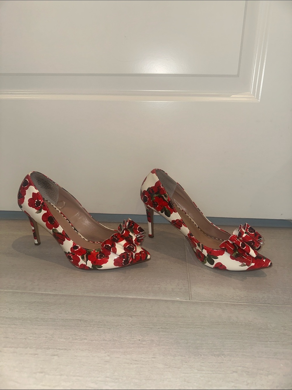 GUC Betsey Johnson Brand Red Rose Floral Bow Pointed-Toe High Heels White Flower - Picture 4 of 16